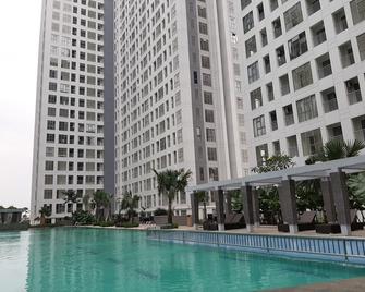 Comfort and Spacious 2BR Apartment M-Town Residence By Travelio - Tangerang City - Pool