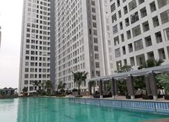 Comfort and Spacious 2BR Apartment M-Town Residence - Tangerang City - בריכה