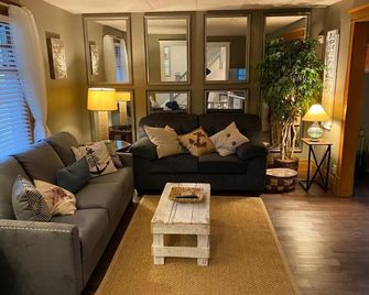 WALNUT Beautiful 3 bedrooms house 1 mile from the falls! - Niagara Falls - Living room