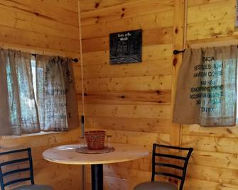 Cannabis Creek Cabin (with extras) - Luther - Comedor