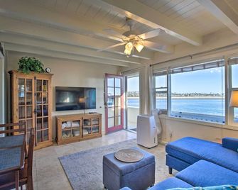 San Diego Hub with Bay Views - 1 Block to Beach! - 聖地亞哥 - 客廳