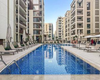 Stylish 2br Stay Near Dubai Creek Harbour & Festival City Shopping Mall - Garhoud - Pool