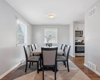 Naperville Gem - Naperville - Salle à manger