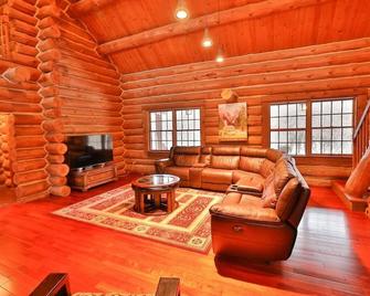 Bud's Paradise- A Beautiful Cabin in the Woods!!! - Canton - Living room