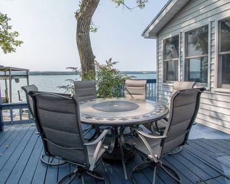 Boat, Grill and Unwind Lakefront Cayuga Home! - Aurora - Balcón