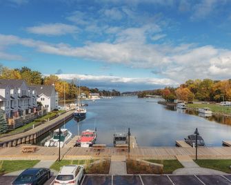Picton Harbour Inn - Picton - Außenansicht