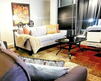 Relaxing & Cozy Lake Lanier Area Retreat - Private Entry/ Disney+ / Netflix - Buford - Sala de estar
