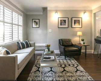 Gorgeous In Downtown Royal Oak! Designer Home, Perfect Reviews, 2 Full Baths! - Royal Oak - Living room
