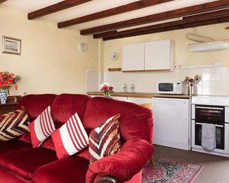 Tom Thumb, Reaching views of the countryside. - Penryn - Lounge