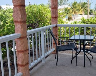 Charming 2-Bedroom House in Tranquil Staniel Cay near Thunderball Grotto - Staniel Cay - Balcon
