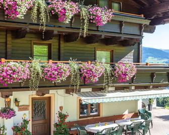 Beautiful private villa for 24 people with WIFI, TV, terrace, pets allowed and parking - Uttendorf - Restaurant