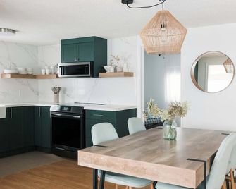Narrows Nook - Prince Edward County Waterfront - Deseronto - Kitchen