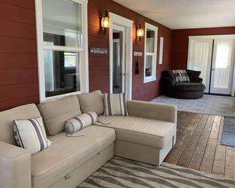 Relaxing home with a pool, just steps away from historic downtown Sutter Creek! - Sutter Creek - Living room
