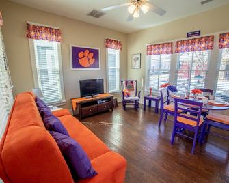 Tiger Lover's Dream Cottage - 克萊姆森 - 客廳