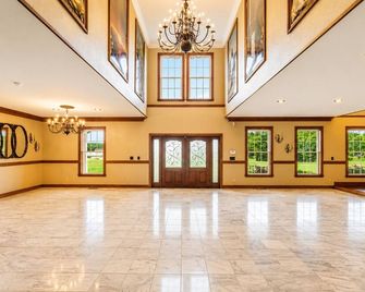 Luxury Estate on 10 acres with Pond and Ballroom! - Eden - Лоббі