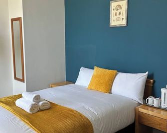 Continental Hotel with access to shared kitchen - Hull - Bedroom