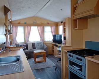 2-Bed Caravan - Sleeps 6 - Parking & Veranda - Skegness - Cuisine