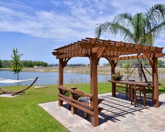 Holiday Inn Express & Suites Trinity By IHG - New Port Richey - Patio