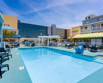 Ramada by Wyndham Virginia Beach - Virginia Beach - Pool