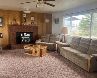The Oliver House at Canyons of the Ancients National Monument - Cortez - Living room