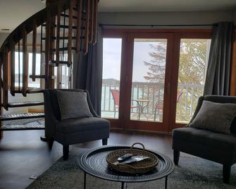 Snug Harbor Inn - Sturgeon Bay - Вітальня