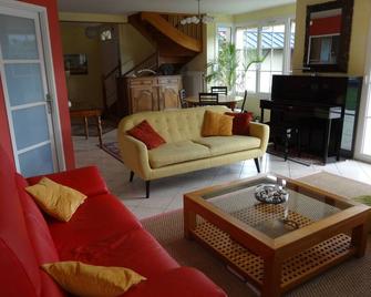 Quiet house 10 minutes from the Memorial of Caen and 15 minutes from the landing beaches - Hérouville-Saint-Clair - Salon