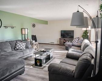 The Hemlock/Hot Tub/Golf/Private Yard - Spring Green - Living room