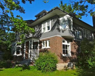 The Captain's House B&B - Midland - Building