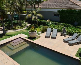African Palm Cottage - Durbanville - Pool