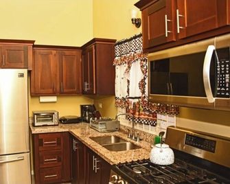 Irie Smart Villa, 3-bedrooms, 3- bathrooms in Stonebrook Manor Trelawny Jamaica - Falmouth - Kitchen