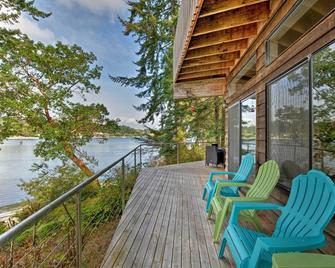 Waterfront Bainbridge Island Home: Stunning Views! - Bainbridge Island - Patio