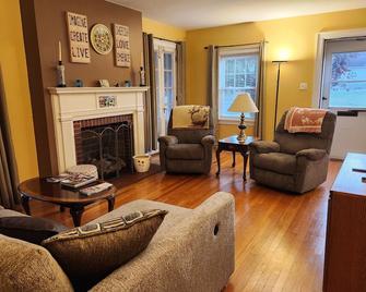 Richmond Retreat By Raydarr Properties, Llc - Richmond - Living room