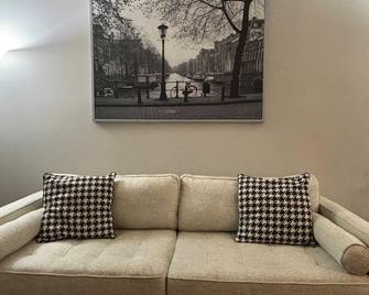 Charming Private Guest Suite in marvelous Buford with WiFi, AC - Buford - Sala de estar