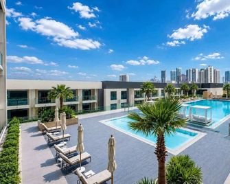 Waterfront Apt w/ Lagoon Views & Pool, Blue Bay - Umm Al Qaiwain - Bazén