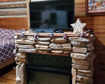 Rustic cabin in peaceful Galax with WiFi, AC - Galax