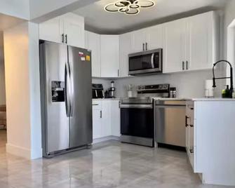 Stylish 3-Bedroom Fort Lauderdale Home / Wi-Fi, A/C & 5–10 Min from Airport! - Fort Lauderdale - Cocina