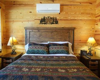 Lake Bridgeport - Spacious Cabin Hot Tub Firepit - Bridgeport - Bedroom