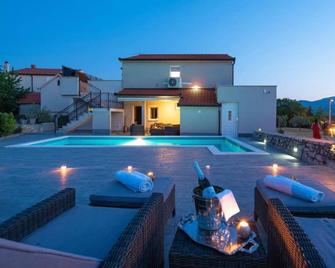 Charming Villa Peso - Ugljane - Piscina