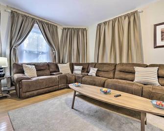 Bright Springfield Apartment with 2 Balconies! - Springfield - Living room