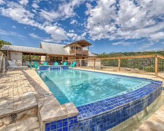 Spacious home with lots of amenities - Concan - Piscina