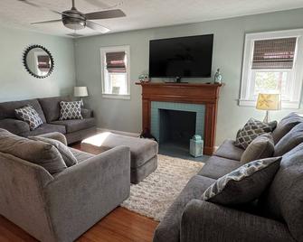 Walking Distance to Shawnee Soccer Complex - Dunbar - Living room