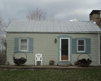 Nice Country Home That Is In A Peaceful Surrounding That Has Plenty Of Relaxatio - Petersburg - Building
