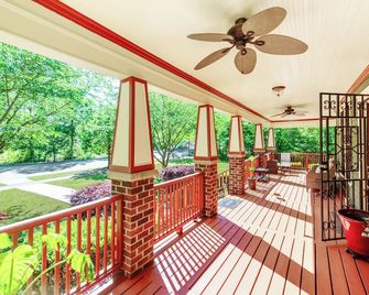 Historic Abernathy House - Spacious Charlotte Retreat for 16 - Charlotte - Balcony