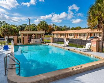 Econo Lodge - Crystal River - Piscina