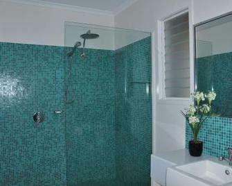 Double 10 - Rainbow Beach - Bathroom