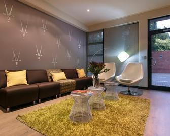 Absolute Farenden Apartments - Pretoria - Oturma odası
