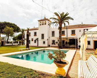 Typical Sevillian Hacienda El Corchuelo in Marchena. - Marchena - Piscina