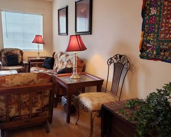 Affordable, convenient pet-friendly family space - Maitland - Living room