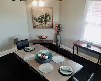 Private 3 Bdrm Apt Spacious And Convenient - Pittsburgh - Restaurant