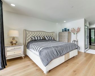 Lakefront Lynnwood Home w/ Balconies & Shared Dock - Lynnwood - Bedroom